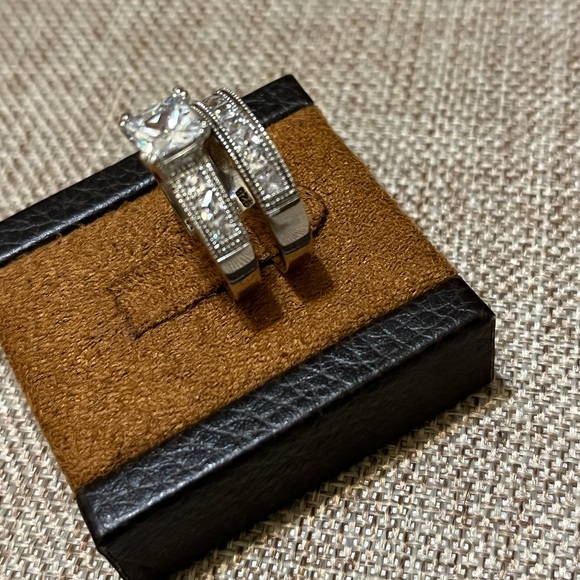 Elegant Silver Women's Ring Set
925 Sterling Silver - Picture 9 of 10